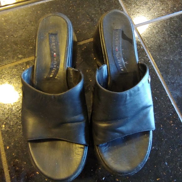 Black Tommy Hilfiger shoes, size 9 - Picture 2 of 4